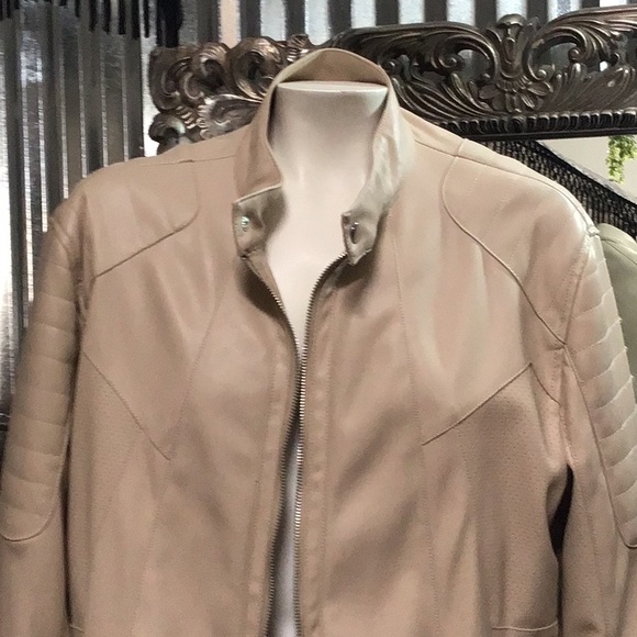 SUGARDADDYS Inc.Pleather tan jkt.Bomber !!!Detail galore.Zip on sleeves too.
